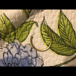 ONE SMALL EVERYBODY FAV HOOP SHELIA FALJ